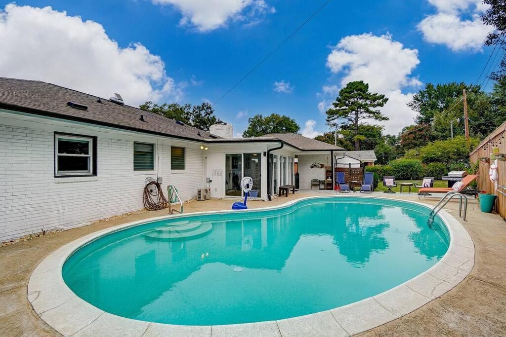 Poolside With Fire Pit Fun And King Hébergement de vacances *