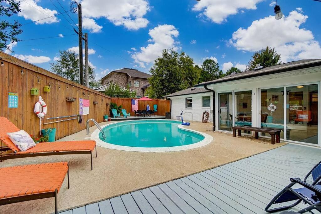 Poolside With Fire Pit Fun And King Hébergement de vacances