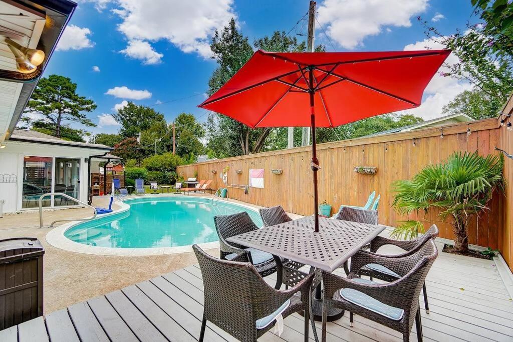 Hébergement de vacances Poolside With Fire Pit Fun And King Charlotte